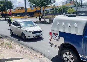 Mulher têm perna quebrada após ser atropelada em avenida de Manaus