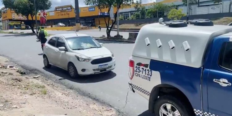 Mulher têm perna quebrada após ser atropelada em avenida de Manaus