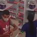 Vídeo: funcionária atira faca em assaltante que foge assustado; ela é baleada