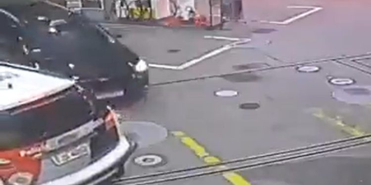 Vídeo: taxista bate carro em viatura da PM para escapar de sequestro