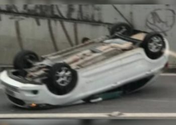 Carro capota em avenida e deixa duas pessoas feridas em Manaus; entre elas uma criança