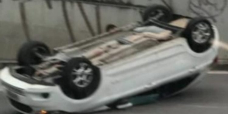 Carro capota em avenida e deixa duas pessoas feridas em Manaus; entre elas uma criança