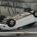 Carro capota em avenida e deixa duas pessoas feridas em Manaus; entre elas uma criança