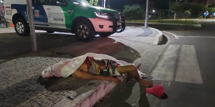 Morador de rua é morto a facadas no Centro de Manaus