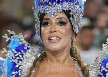 Mulher Abacaxi esquece parte de cima da fantasia e desfila com ‘melões’ pra fora; veja