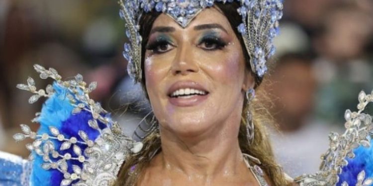 Mulher Abacaxi esquece parte de cima da fantasia e desfila com ‘melões’ pra fora; veja