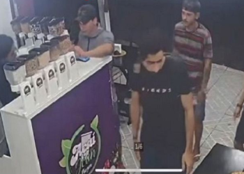 Dupla finge ser cliente, anuncia assalto e faz a limpa em loja de açaí em Manaus; vídeo