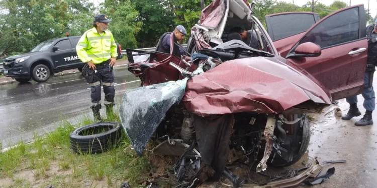 Morre menino de 3 anos que estava em carro que atingiu caminhão de frente