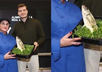 VÍDEO: Eleito melhor jogador do mês, atacante ganha peixe fresco como prêmio