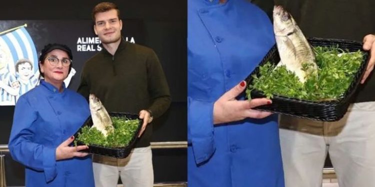 VÍDEO: Eleito melhor jogador do mês, atacante ganha peixe fresco como prêmio