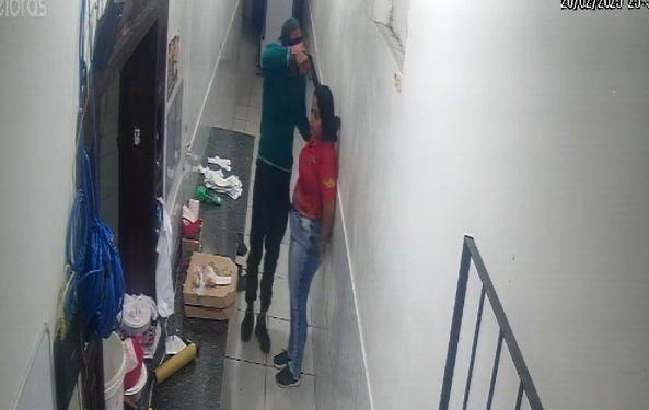 Momento de terror: Homem invade pizzaria em Manaus e atendente tem arma apontada na cabeça