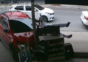 Criança fica ferida após capotar na avenida das Torres