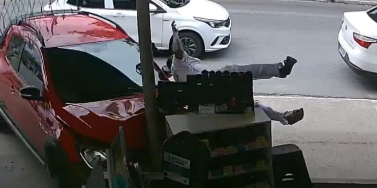 Criança fica ferida após capotar na avenida das Torres