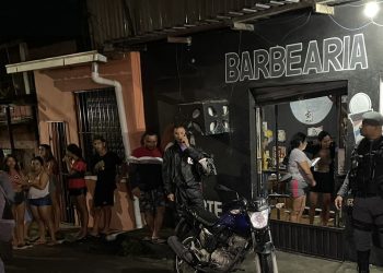 Homem é executado com vários tiros após sair de barbearia na Zona Norte de Manaus