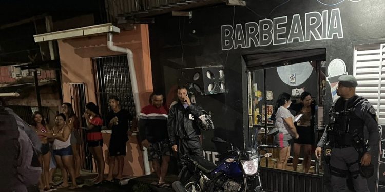 Homem é executado com vários tiros após sair de barbearia na Zona Norte de Manaus