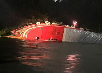 Bombeiros resgatam 42 pessoas com vida após barco naufragar na Compensa