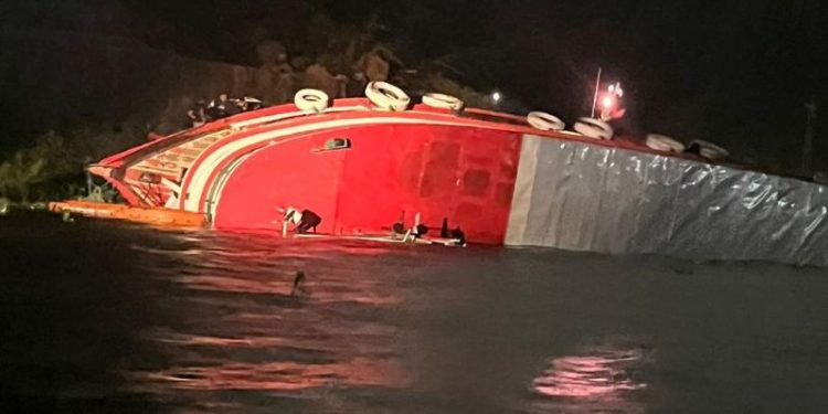 Bombeiros resgatam 42 pessoas com vida após barco naufragar na Compensa