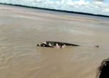 Canoa afunda na hora que barco passava e vítimas são resgatadas em Manacapuru