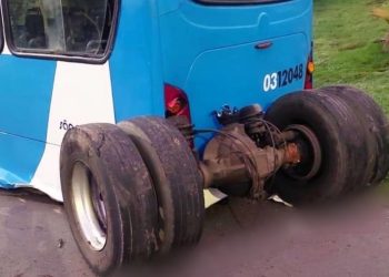 Busão da viação São Pedro “desmonta” no meio da rua em Manaus