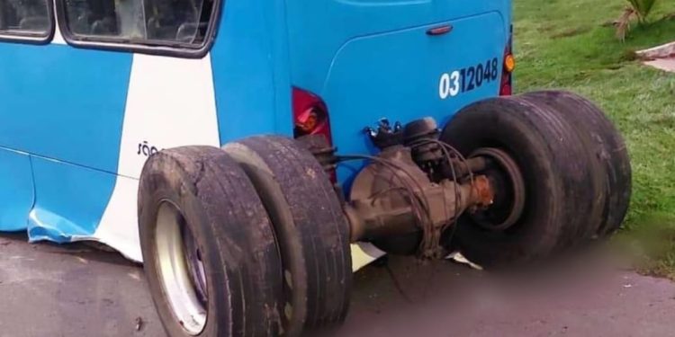 Busão da viação São Pedro “desmonta” no meio da rua em Manaus