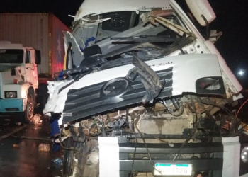 Vídeo: Motorista bate em carreta ao desviar de carro na AM-010 e fica preso às ferragens