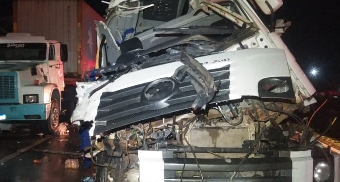 Vídeo: Motorista bate em carreta ao desviar de carro na AM-010 e fica preso às ferragens