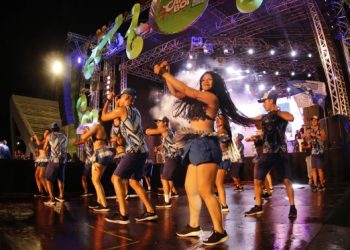 Carnaboi dos foliões arrasta mais de 10 mil ao sambódromo