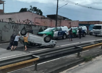 Criança fica ferida após capotar na avenida das Torres