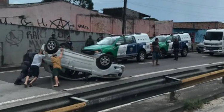 Criança fica ferida após capotar na avenida das Torres