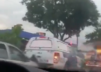 Vídeo: Condutor bêbado atinge viatura da PM que havia parado por causa de carro capotado em Manaus; vídeo