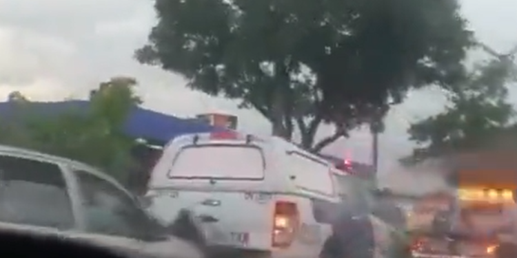 Vídeo: Condutor bêbado atinge viatura da PM que havia parado por causa de carro capotado em Manaus; vídeo