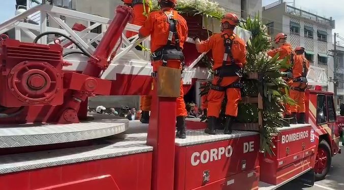 Cortejo fúnebre: Corpo de Amazonino passa em frente a obras criadas pelo ex-governador