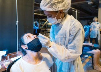 Em apenas uma semana, Covid dispara e registra 2.204 novos casos no AM