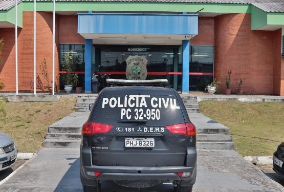 Calmíssimo, homem acusado de estrangular o namorado se entrega em Manaus