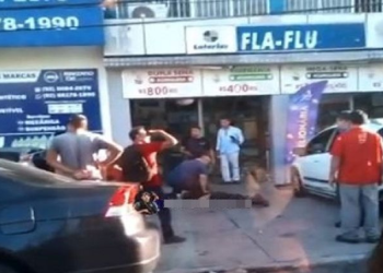 Vídeo: Bandido tenta roubar cliente com arma falsa em lotérica na Praça 14 e leva surra