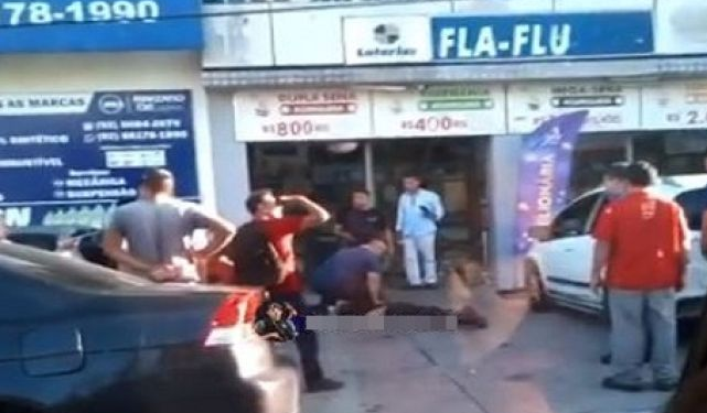 Vídeo: Bandido tenta roubar cliente com arma falsa em lotérica na Praça 14 e leva surra