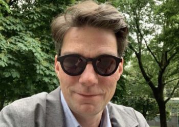 Coreógrafo de balé ataca jornalista com fezes de cachorro