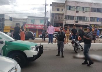 Homem tenta atravessar a Constantino Nery, tropeça, cai e morre atropelado