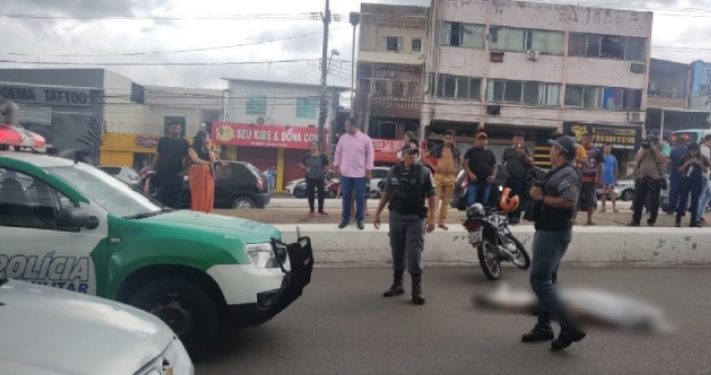 Homem tenta atravessar a Constantino Nery, tropeça, cai e morre atropelado