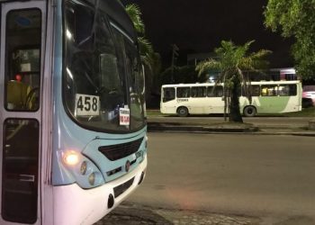 Nervoso, armado e ameaçando atirar, bandido toca o terror em ônibus de Manaus