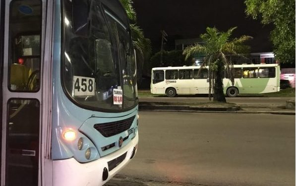 Nervoso, armado e ameaçando atirar, bandido toca o terror em ônibus de Manaus