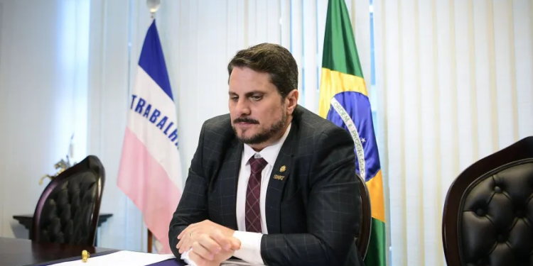 Ministro Alexandre de Moraes determina investigação contra senador Marcos do Val