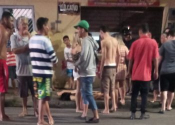 Mulher é assassinada com mais de 10 tiros em calçada de rua da Compensa; cena forte