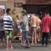 Mulher é assassinada com mais de 10 tiros em calçada de rua da Compensa; cena forte
