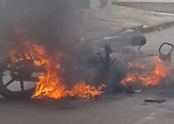 Em Manaus, motociclista bate em bueiro é arremessada e moto fica em chamas