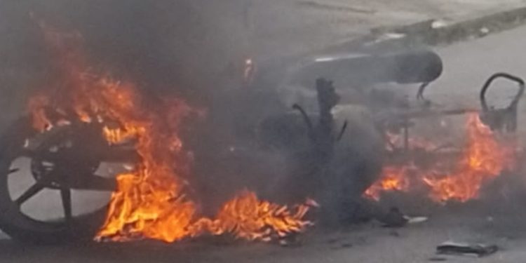 Em Manaus, motociclista bate em bueiro é arremessada e moto fica em chamas