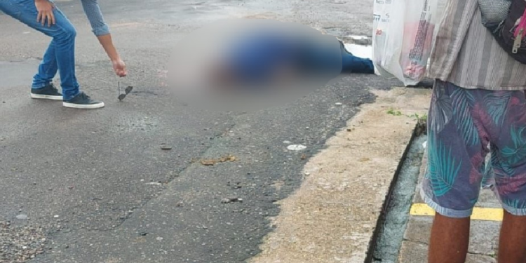Vídeo: Agente de segurança reage a assalto e morre ao tentar impedir fuga de assaltantes em Manaus