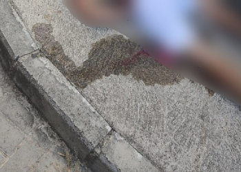 Moradores ouvem ‘papoco’ de tiros e encontram homem morto em Manaus; cena forte