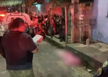 Em Manaus, jovem é morto a tiros e amigo é baleado após dupla chegar atirando