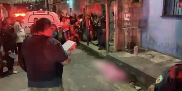 Em Manaus, jovem é morto a tiros e amigo é baleado após dupla chegar atirando